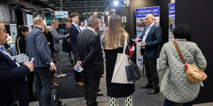 Nyheter TR En man som inspekterar ett fordon utanför stockholmsmässan