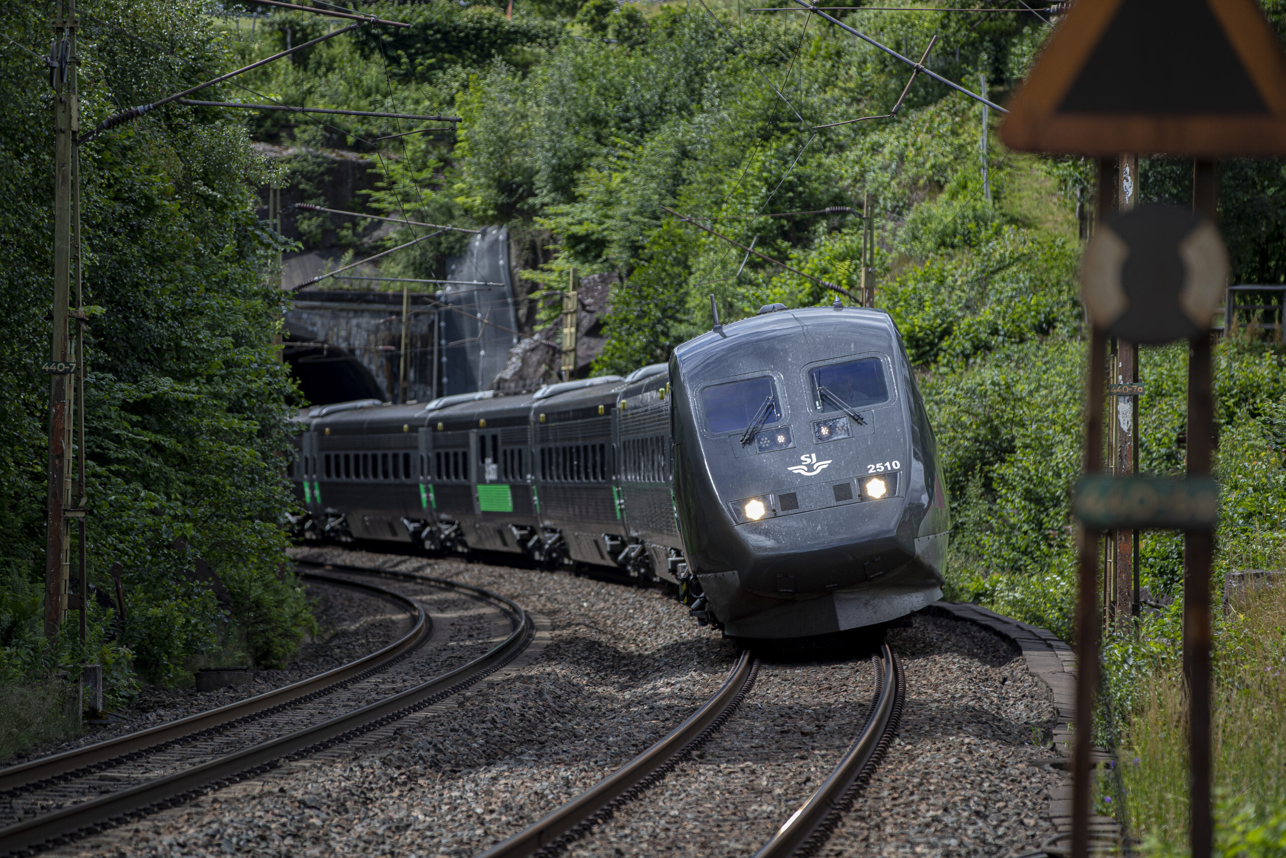 Res med SJ till Train and Rail: Nya-X2000-kommer-ur-en-tunnel-vid-Aspen